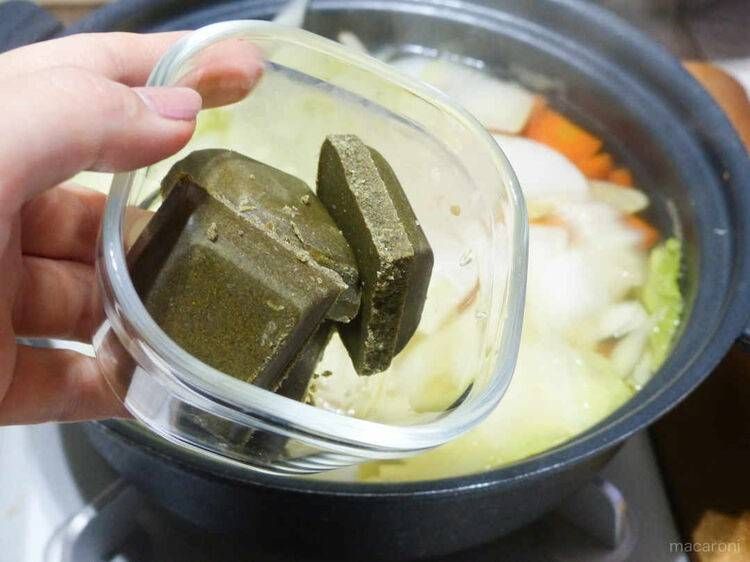 鍋にカレールーを加える様子