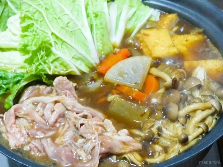 白菜の葉の部分と豚肉を加えた直後の鍋