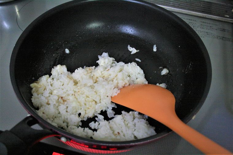 フライパンでごはんを炒めている様子