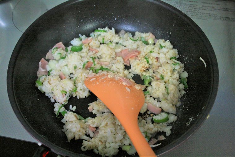 フライパンで卵なしチャーハンに味付けをした様子