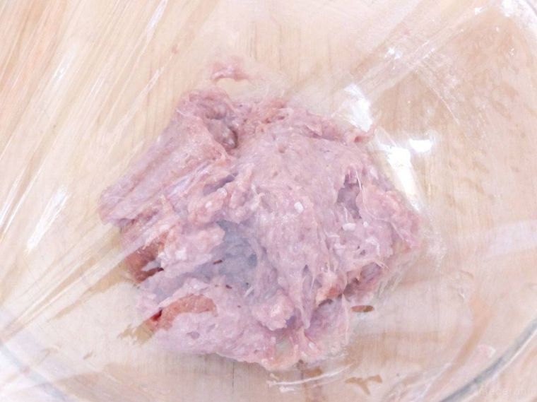 ひき肉の入ったボウルにラップをした様子