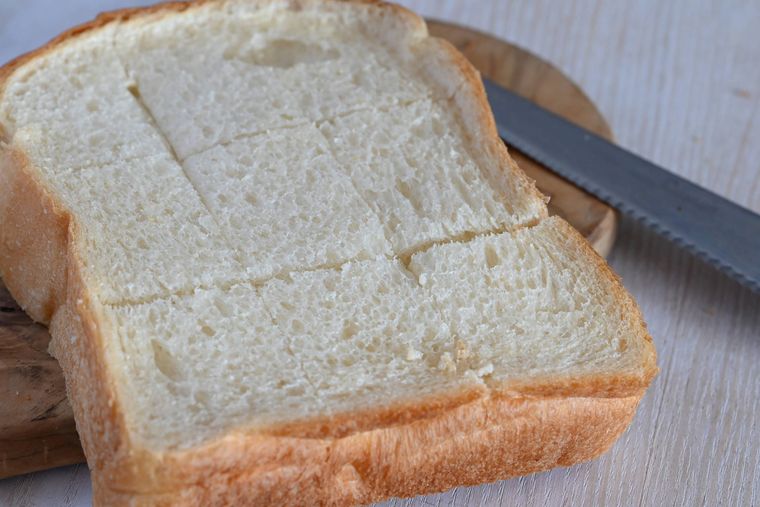 食パンに切り目を入れている様子