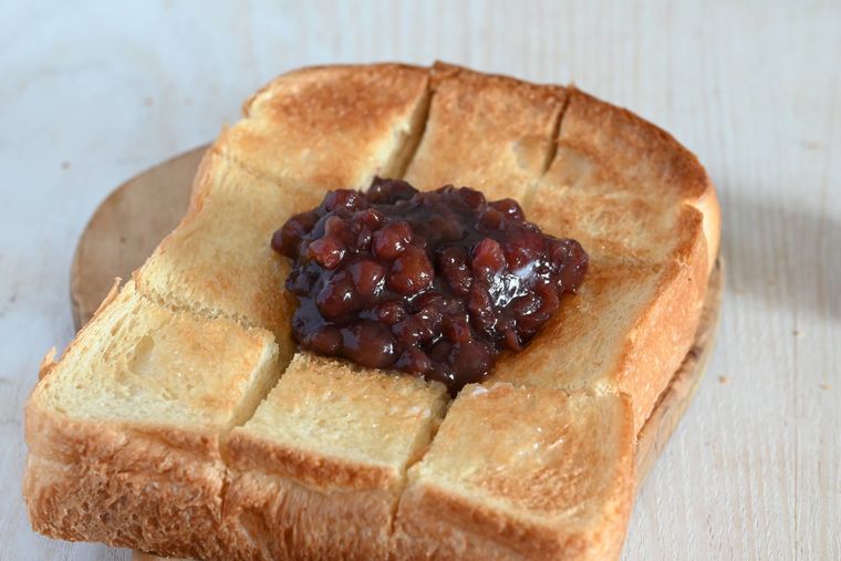 食パンの上にあんこをのせている様子