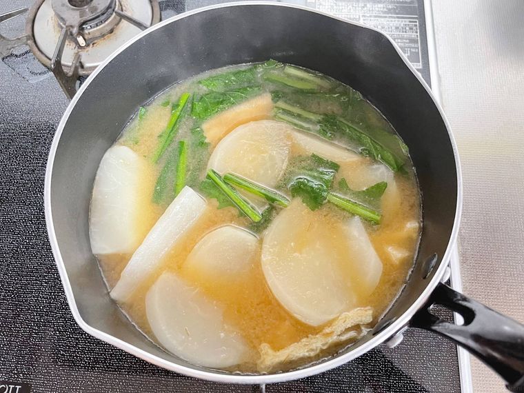 鍋に入ったかぶと油揚げ、かぶの葉の味噌汁