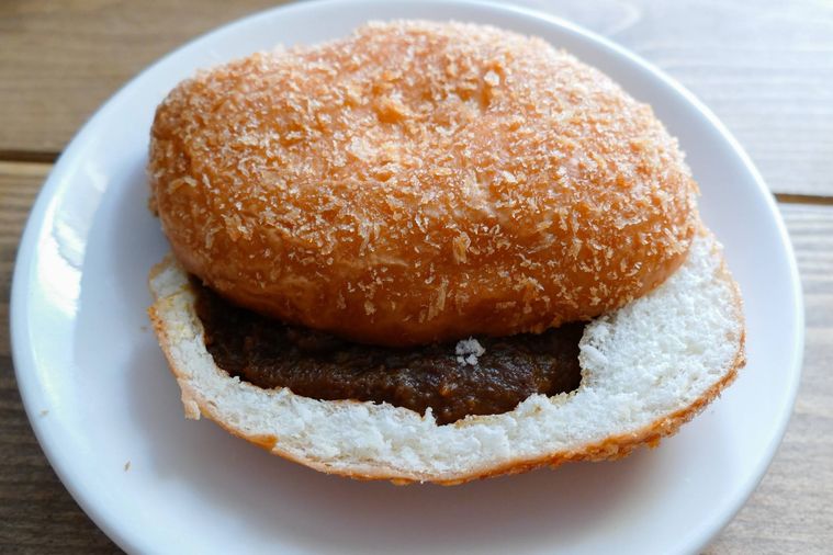 真横にスライスされたカレーパン