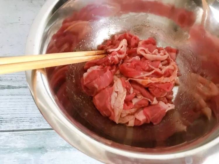 ボウルで調味料に漬けている牛肉