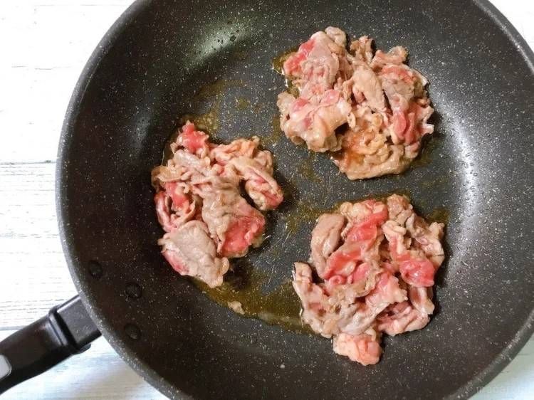 鍋のなかの牛肉