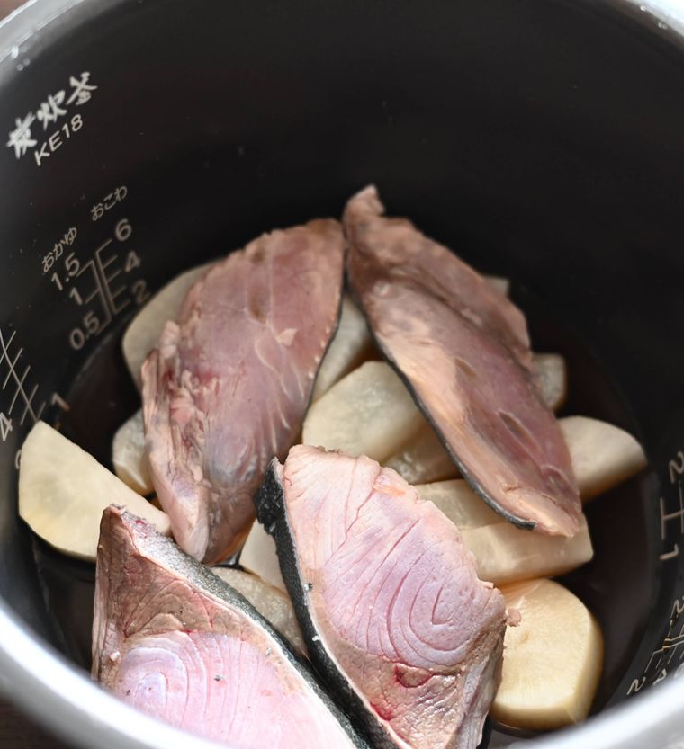 炊飯器の釜の中に入っている大根とぶり