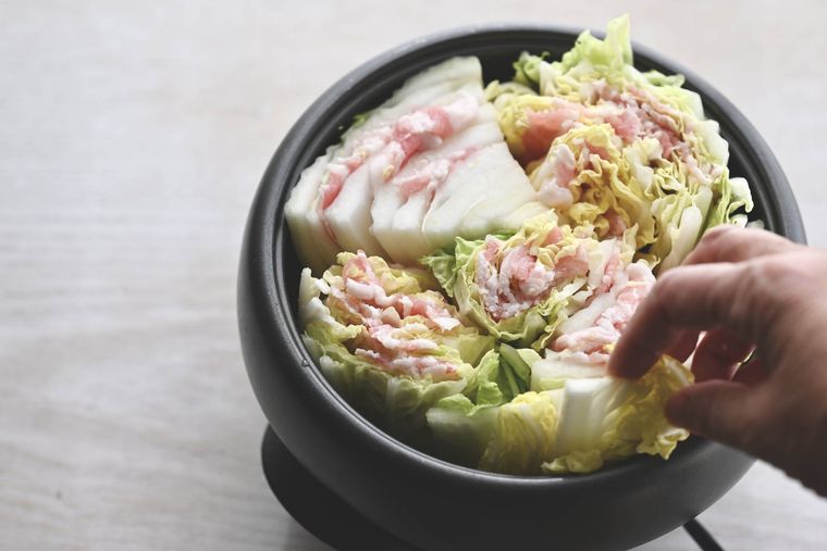 鍋に白菜と豚バラ肉を並べている様子