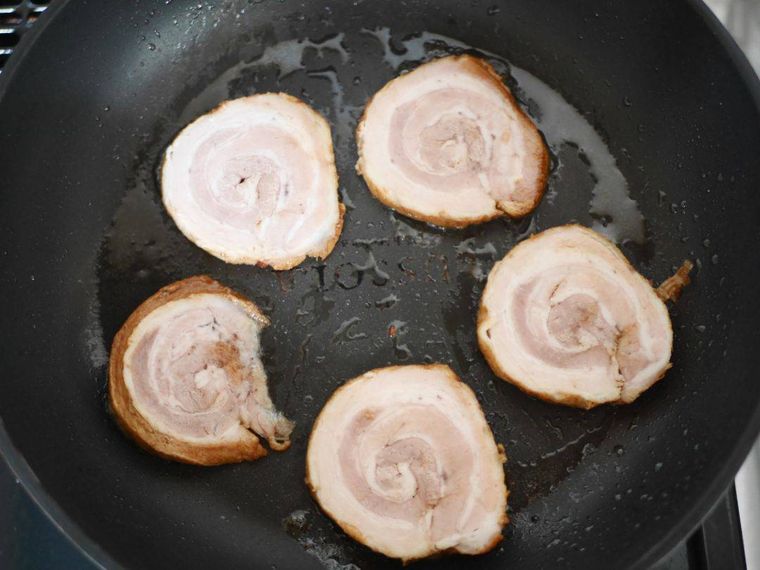 フライパンで焼き直しているチャーシュー