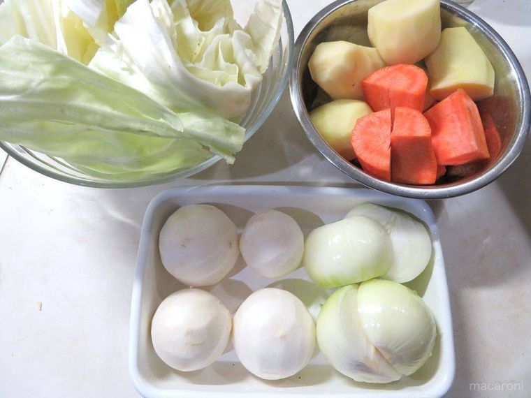 切ったキャベツ、じゃがいも、にんじん、かぶ、玉ねぎ