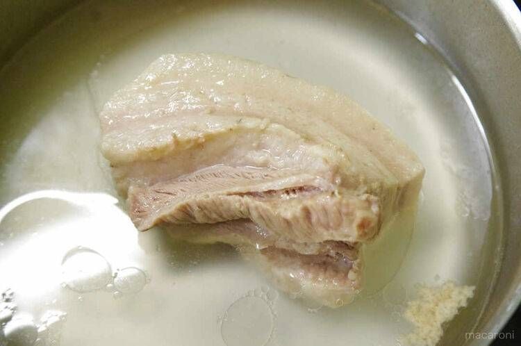 お湯の中に入った豚バラ肉