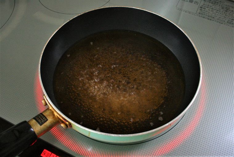 手鍋ですき焼きのたれを作っている様子