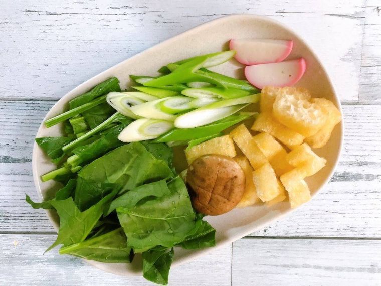 カットした野菜や油揚げ