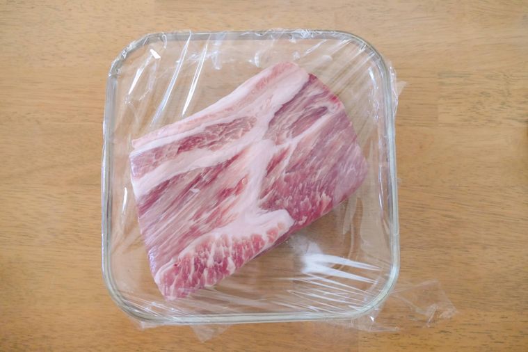 ラップがかけられている豚肩ロース肉