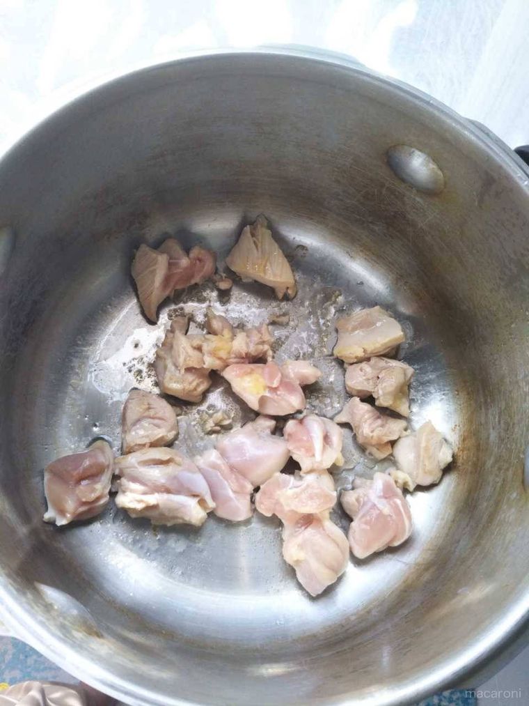 鍋で鶏肉を炒めている様子