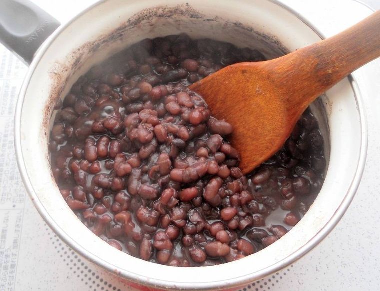 木べらで混ぜながら、小豆を炊いている様子