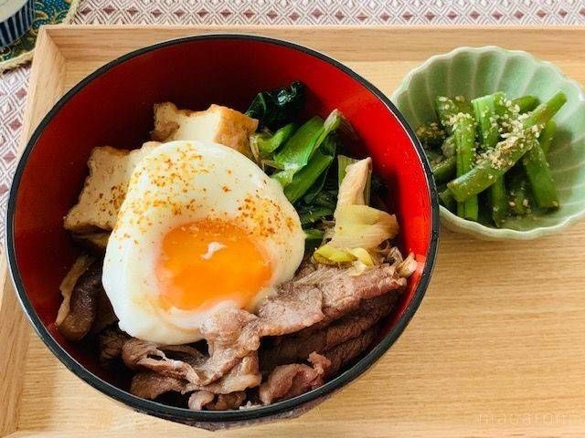 七味をふった温泉卵をトッピングしたすき焼き丼