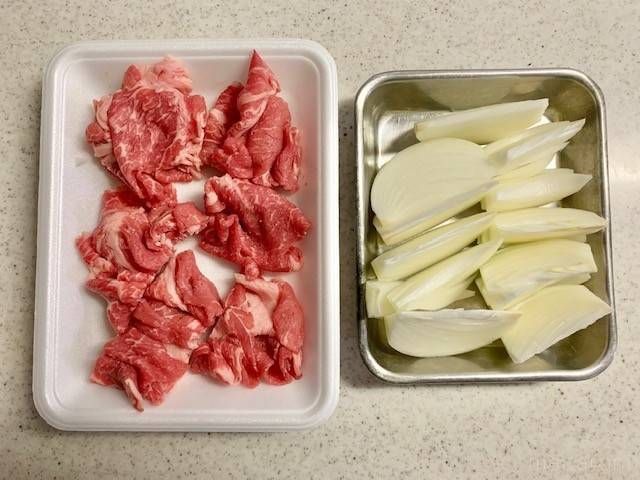 バットにのった、食べやすく切った牛肉とくし切りの玉ねぎ