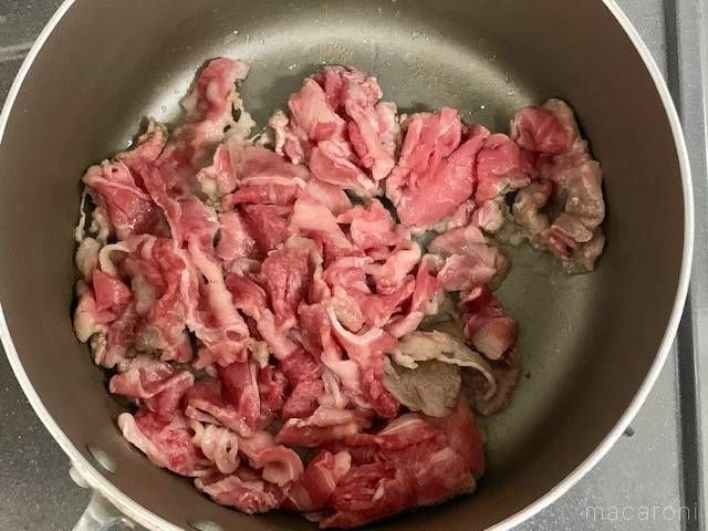 フライパンで炒めている牛肉