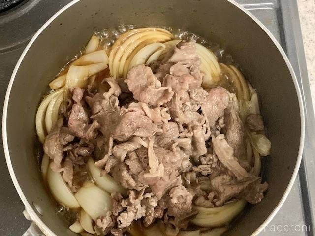 鍋で牛肉と玉ねぎを煮込んでいる様子