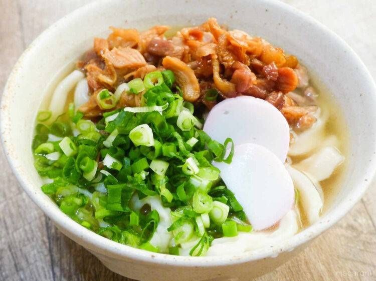 鶏肉とネギ、かまぼこをトッピングして完成したかしわうどん