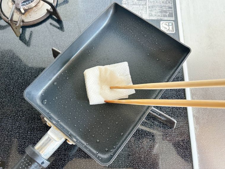 卵焼き器にサラダ油をなじませる様子