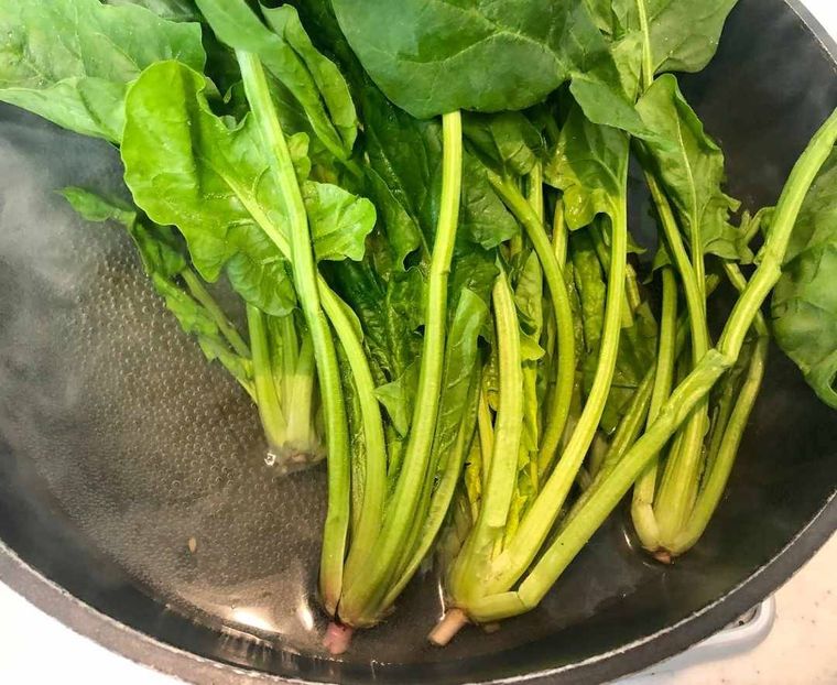 鍋にほうれん草を入れた様子