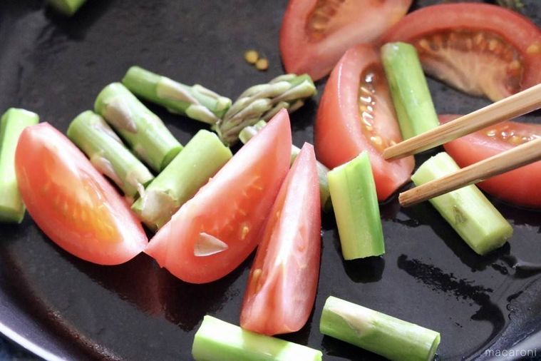 フライパンで野菜を炒めている様子