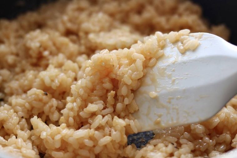 フライパンで卵とご飯を炒める様子