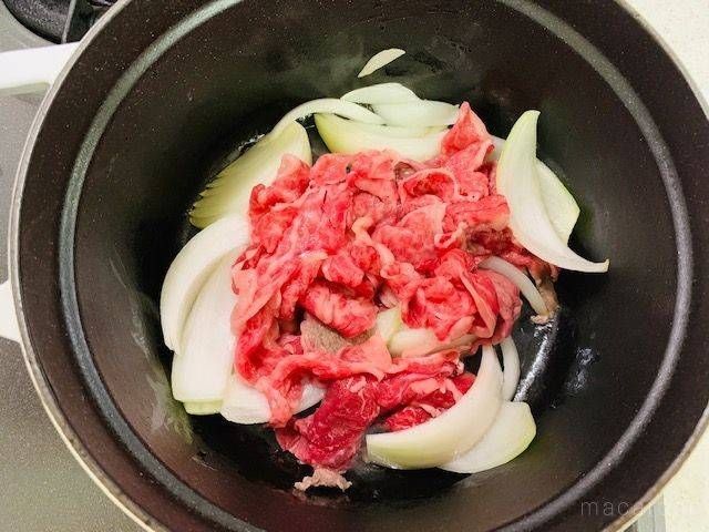 玉ねぎと牛肉を炒めている鍋