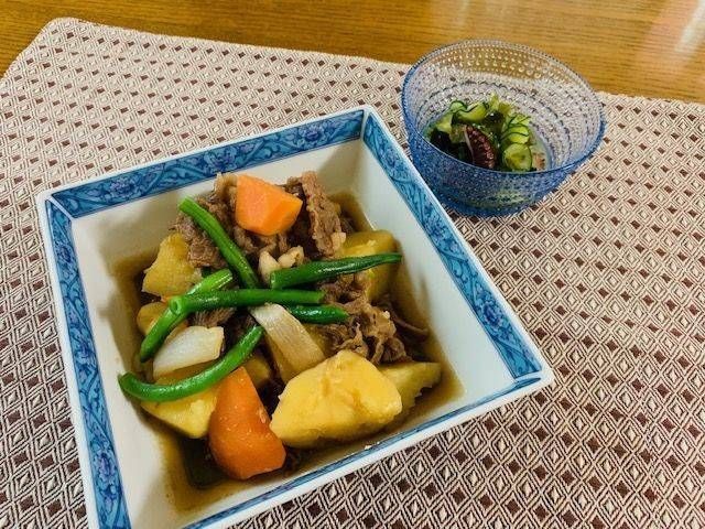 いんげんを散らした肉じゃがを盛った和食器