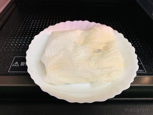 レンジで水切りした豆腐をのせた白い皿