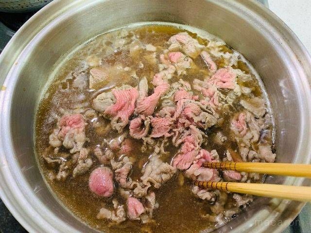 煮汁にくぐらせた牛肉が入った鍋