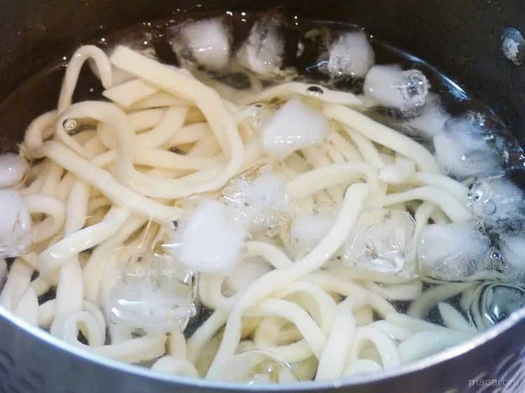 冷水に浸したうどん