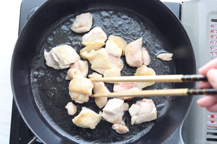 フライパンで炒められる鶏肉