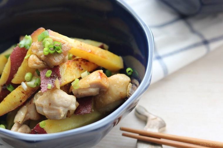 青い小鉢に盛られた、鶏肉とさつまいもの塩バター炒め