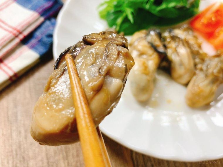 お箸で牡蠣のバター醤油炒めを持ち上げたところ