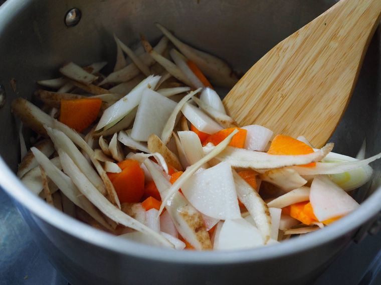 ごま油で野菜を炒めている様子