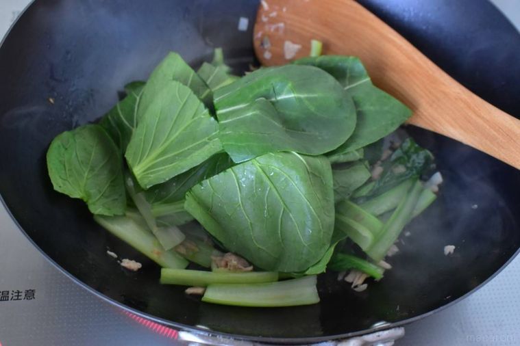 フライパンに加えて炒める小松菜の葉