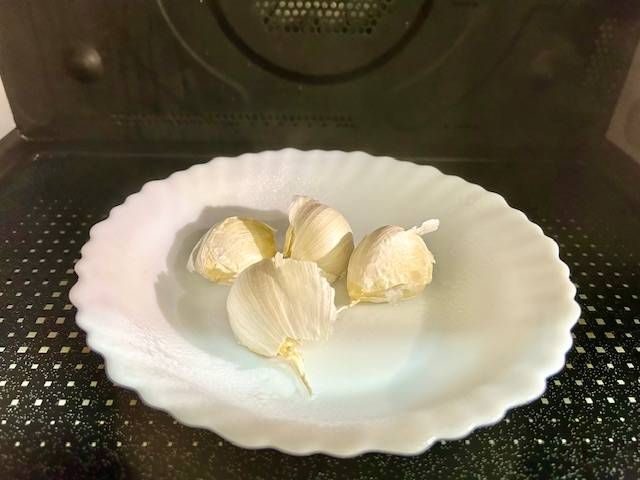 電子レンジに入れた薄皮付きのにんにく片