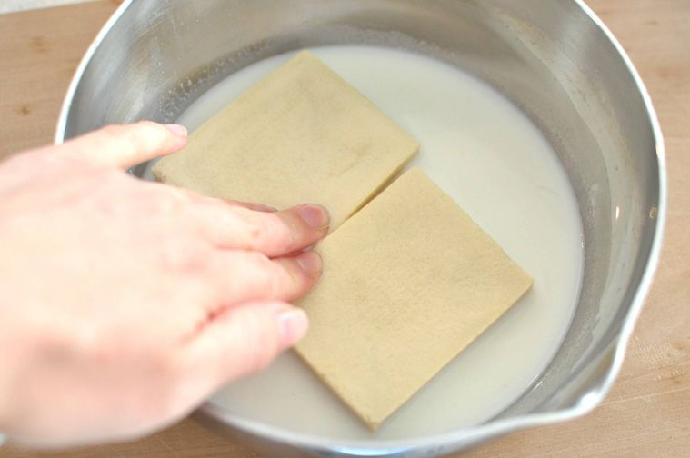 鍋に牛乳と高野豆腐を入れて戻している様子