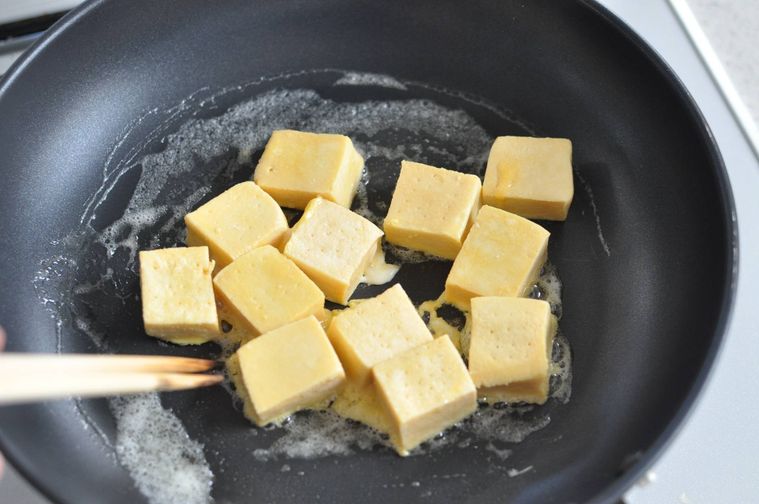 バターを熱したフライパンで高野豆腐を焼いている様子