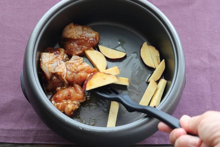 ホットプレートで炒められるさつまいもと調味料につけた鶏もも肉