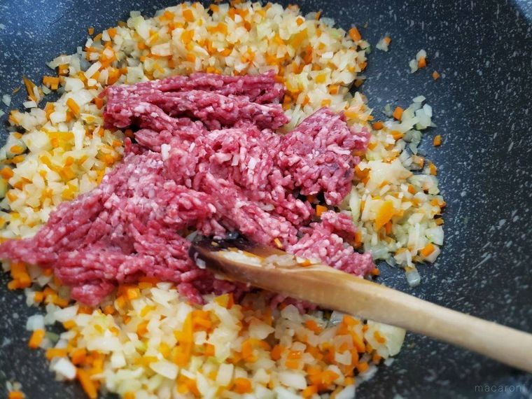 フライパンで野菜とひき肉を炒める