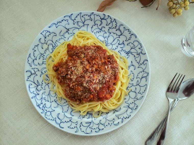 プレートに盛り付けたミートソーススパゲッティ