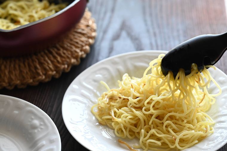 焼きそば麺を皿に取り分ける様子