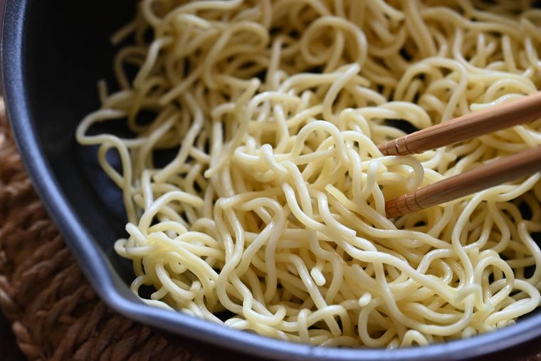 フライパンに焼きそば麺を広げている様子