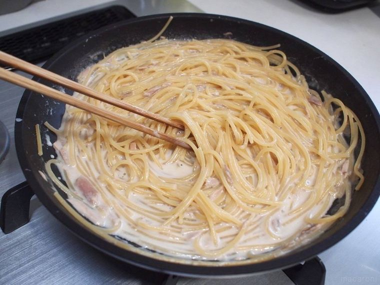 フライパンに入ったパスタを菜箸でかき混ぜる様子