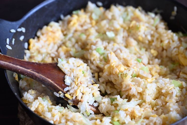 フライパンで炒飯の材料を炒めている様子